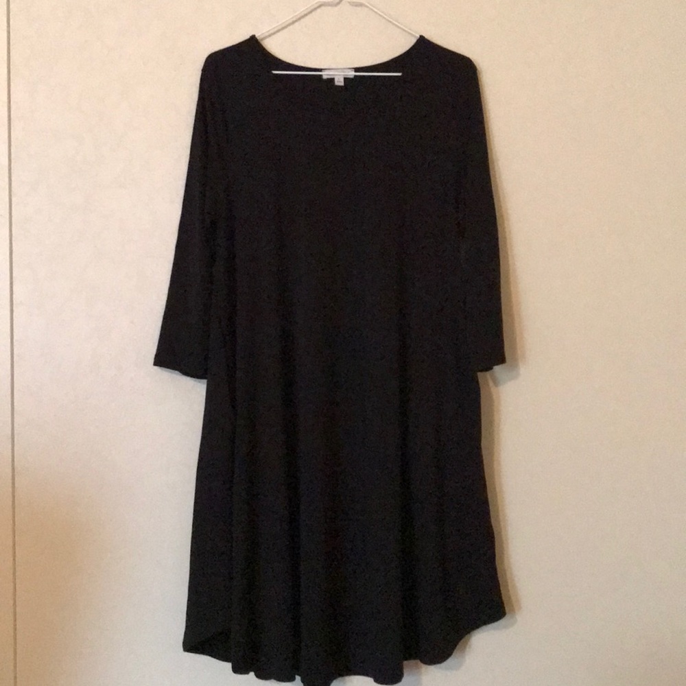 Three quarter sleeve black tunic dress